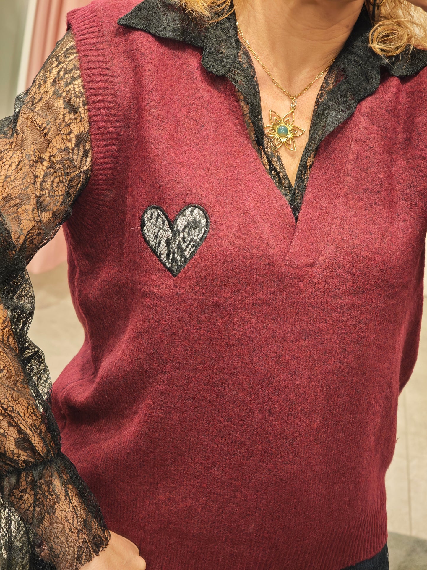 Pull bordeaux et chemise dentelle