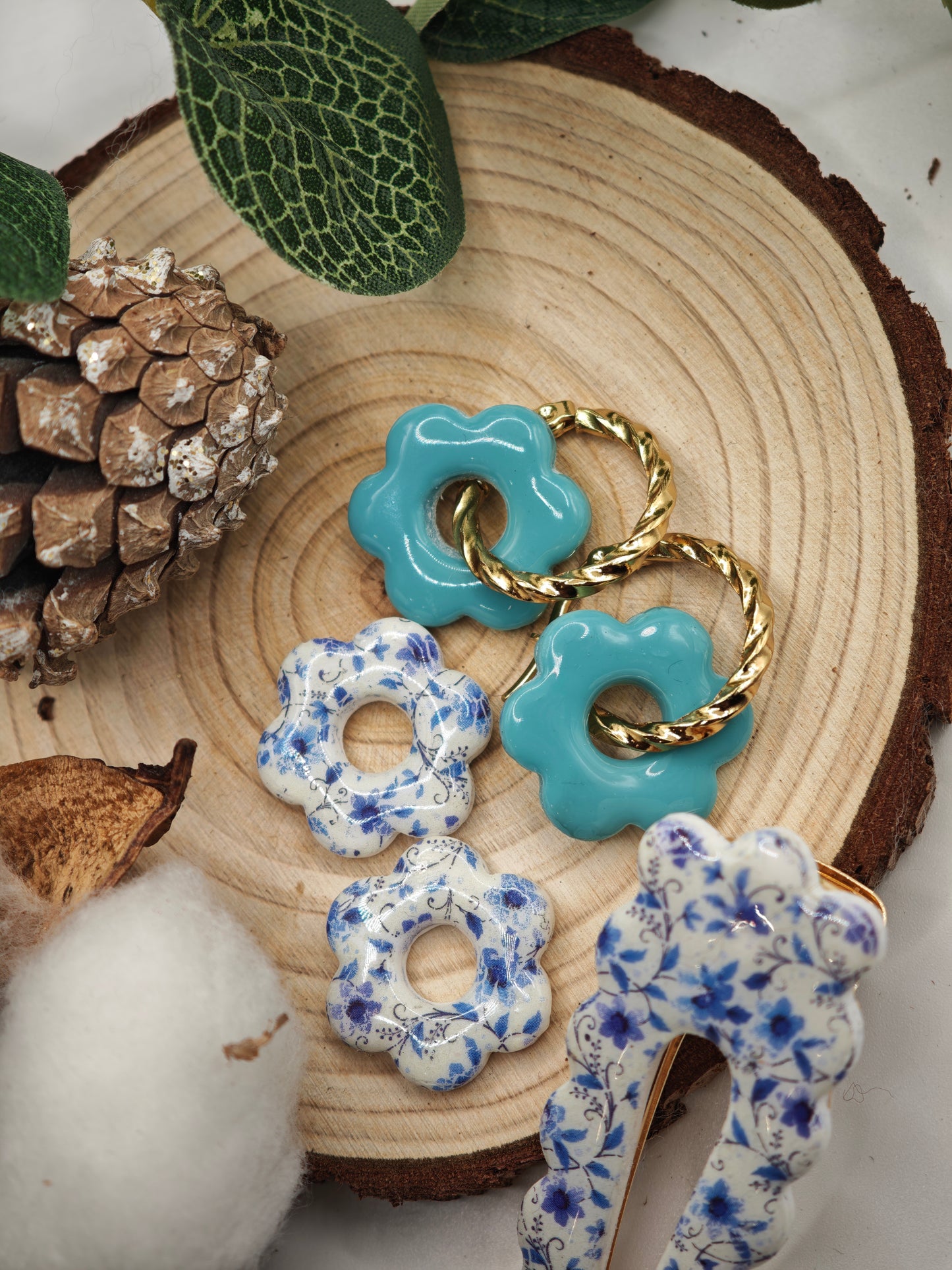 Coffret boucles d' oreille interchangeable bleues et barrettes