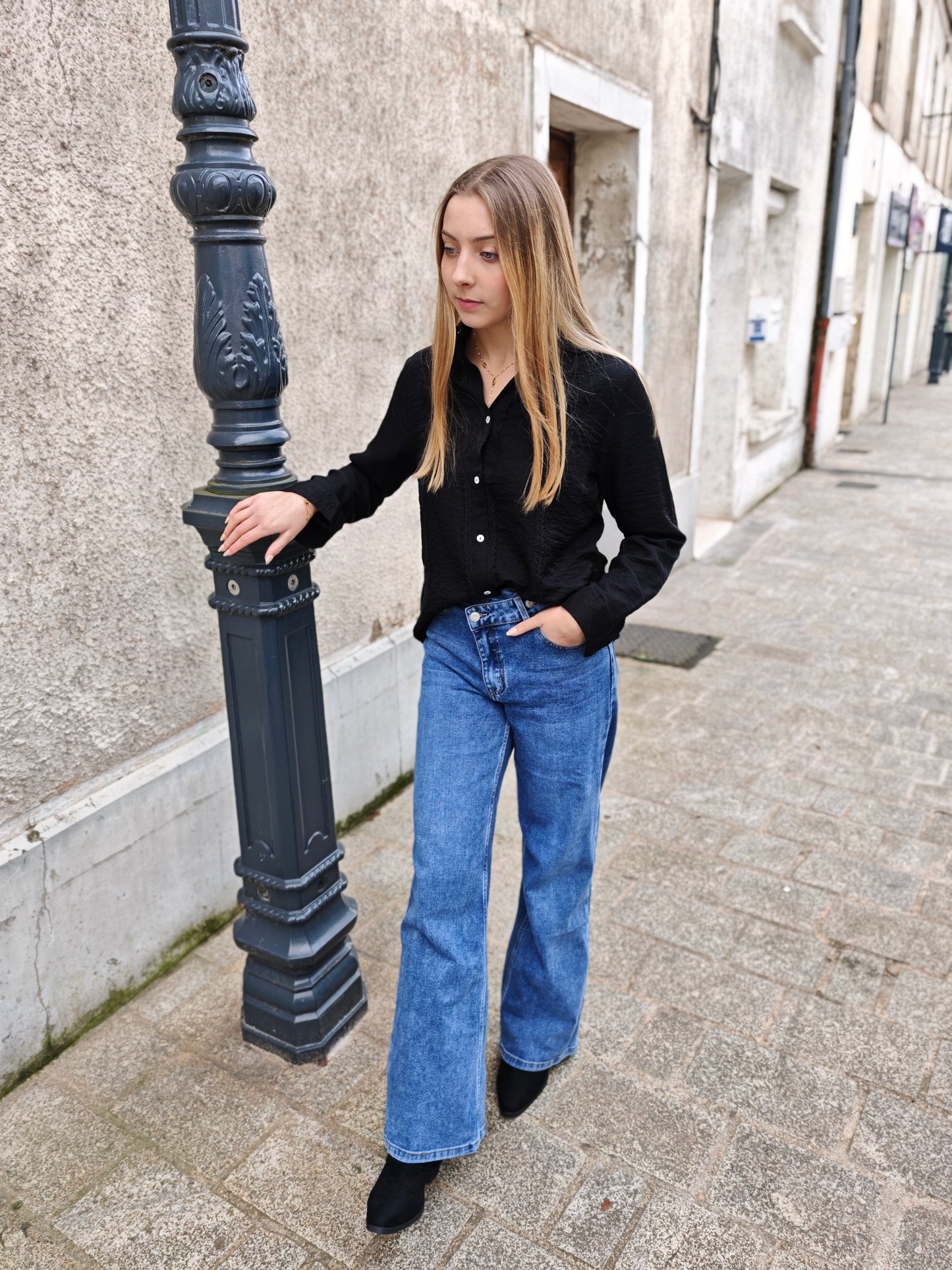 Wide-leg asymmetrical jeans