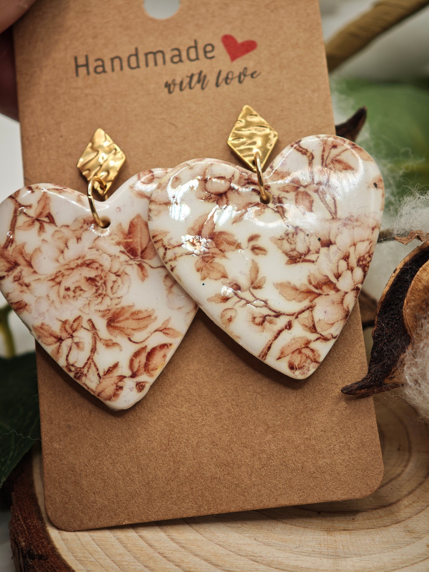Heart-shaped floral pattern earring