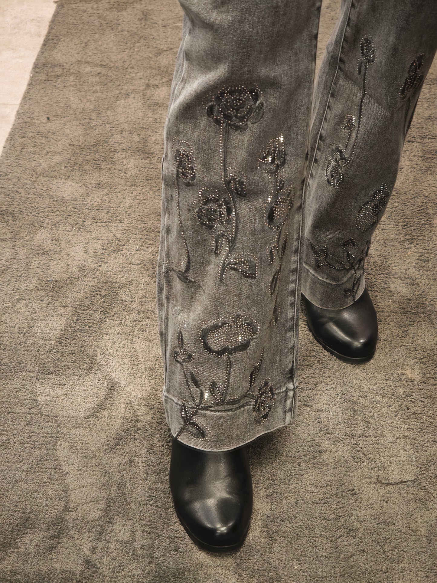 Jean noir effet légèrement délavé à strass