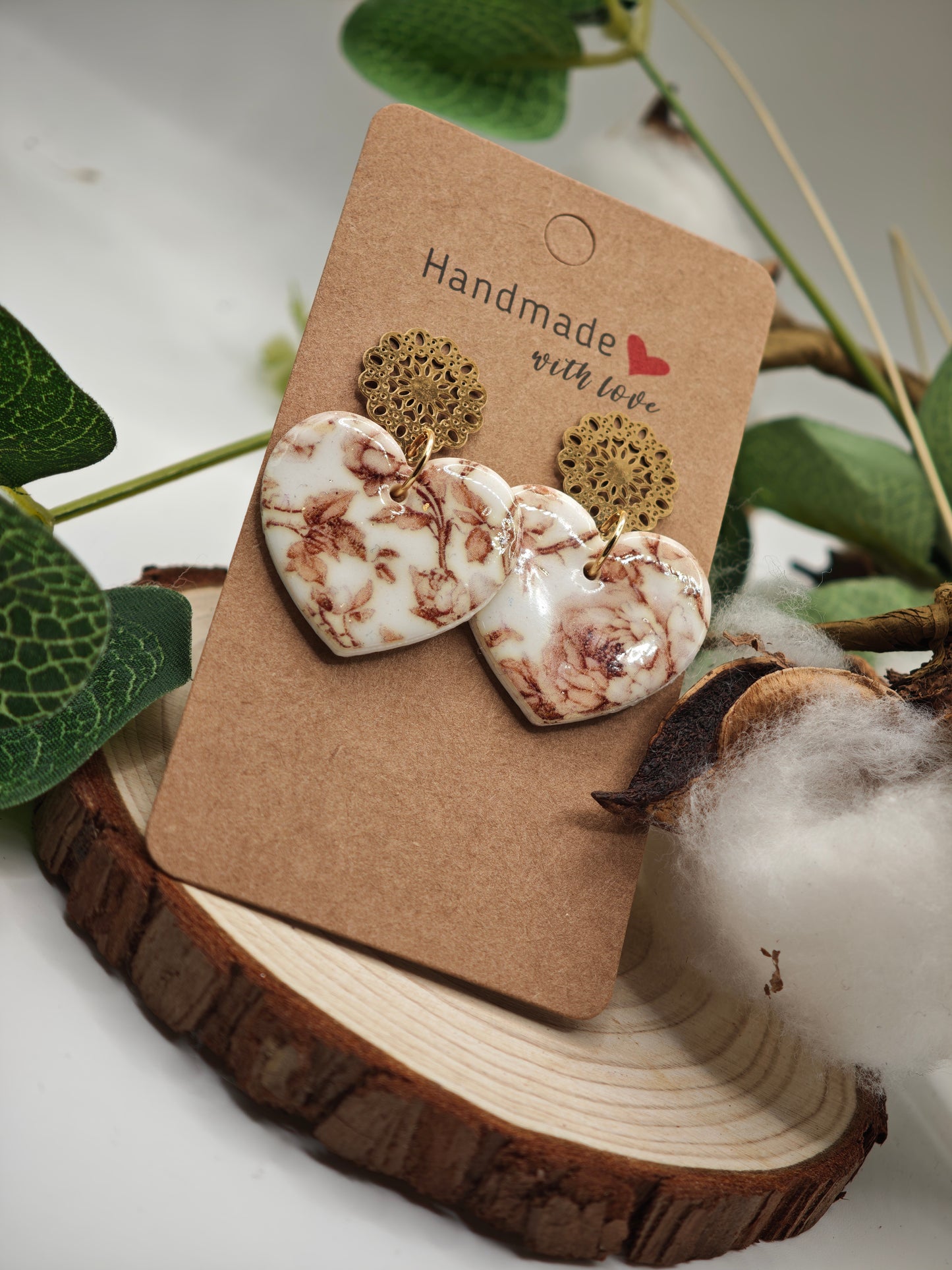 Boucle d'oreille beige florale