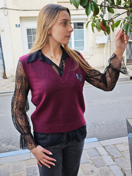 Pull bordeaux et chemise dentelle