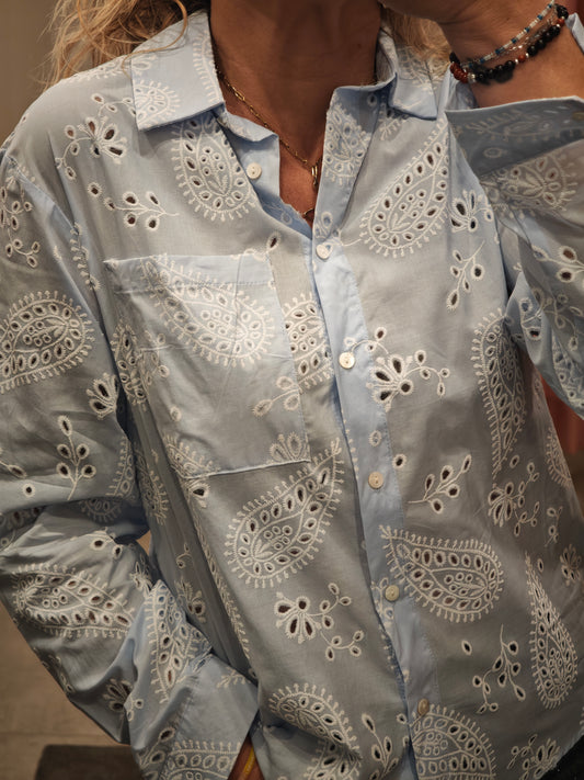 Chemise bleue ciel broderie ajourée