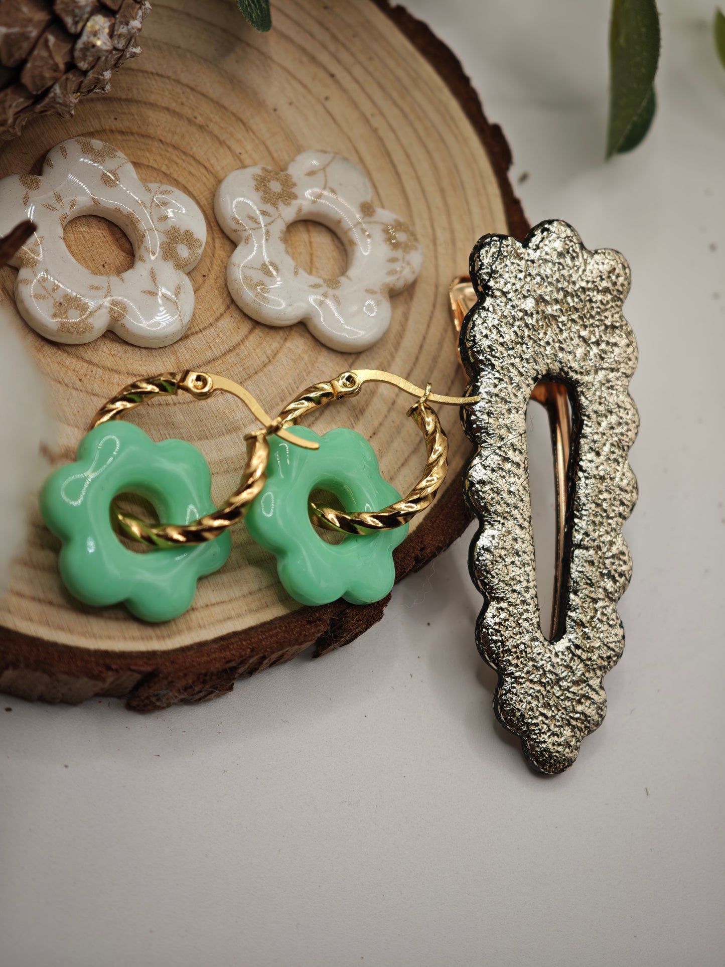 Coffrets boucles d' oreilles interchangeables vert et barrette dorée