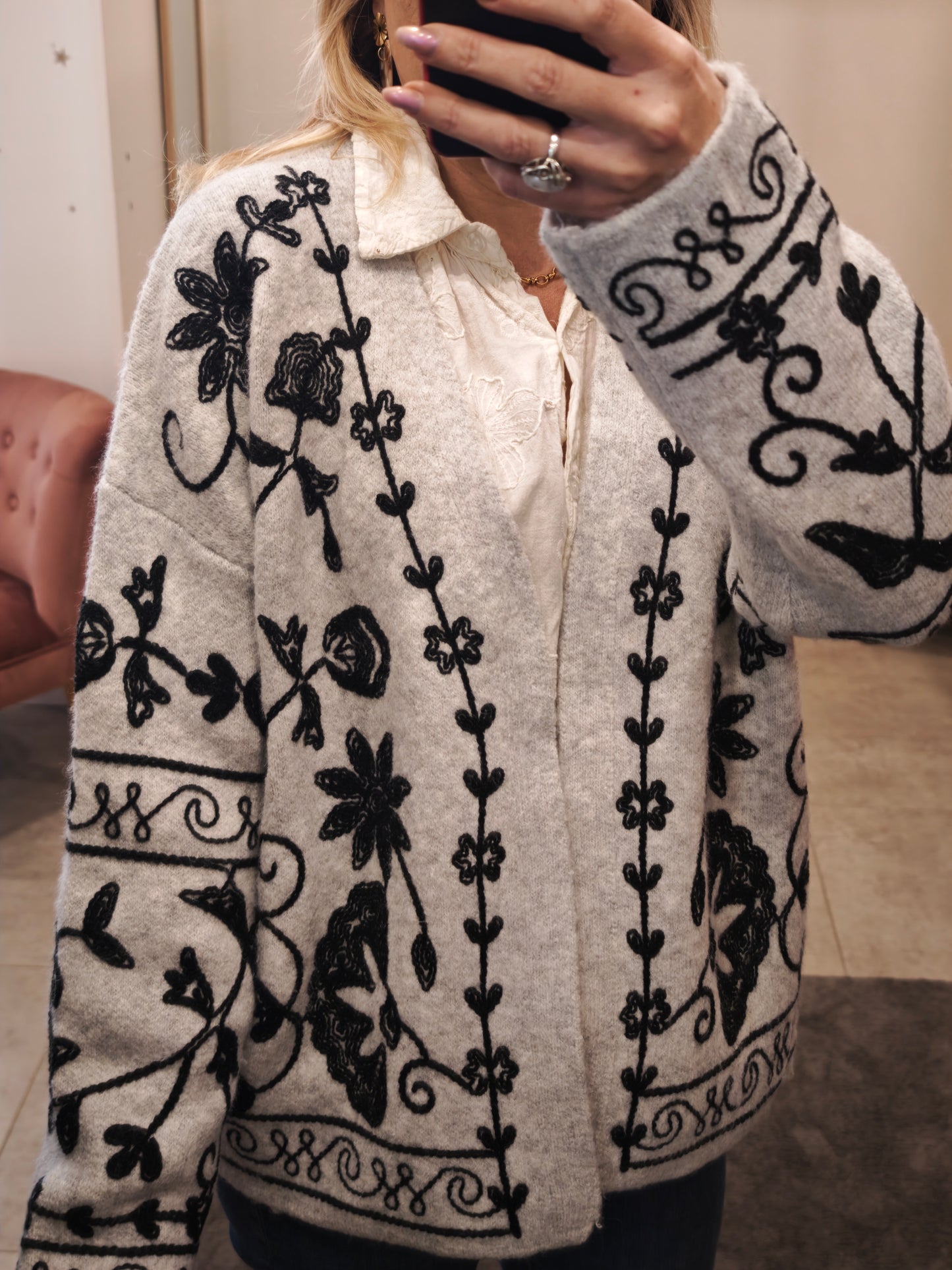 Gilet gris à broderie noire