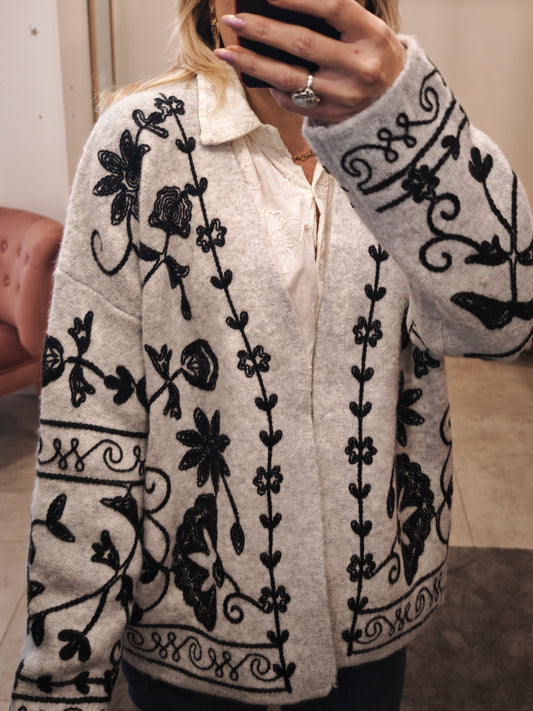 Gilet gris à broderie noire