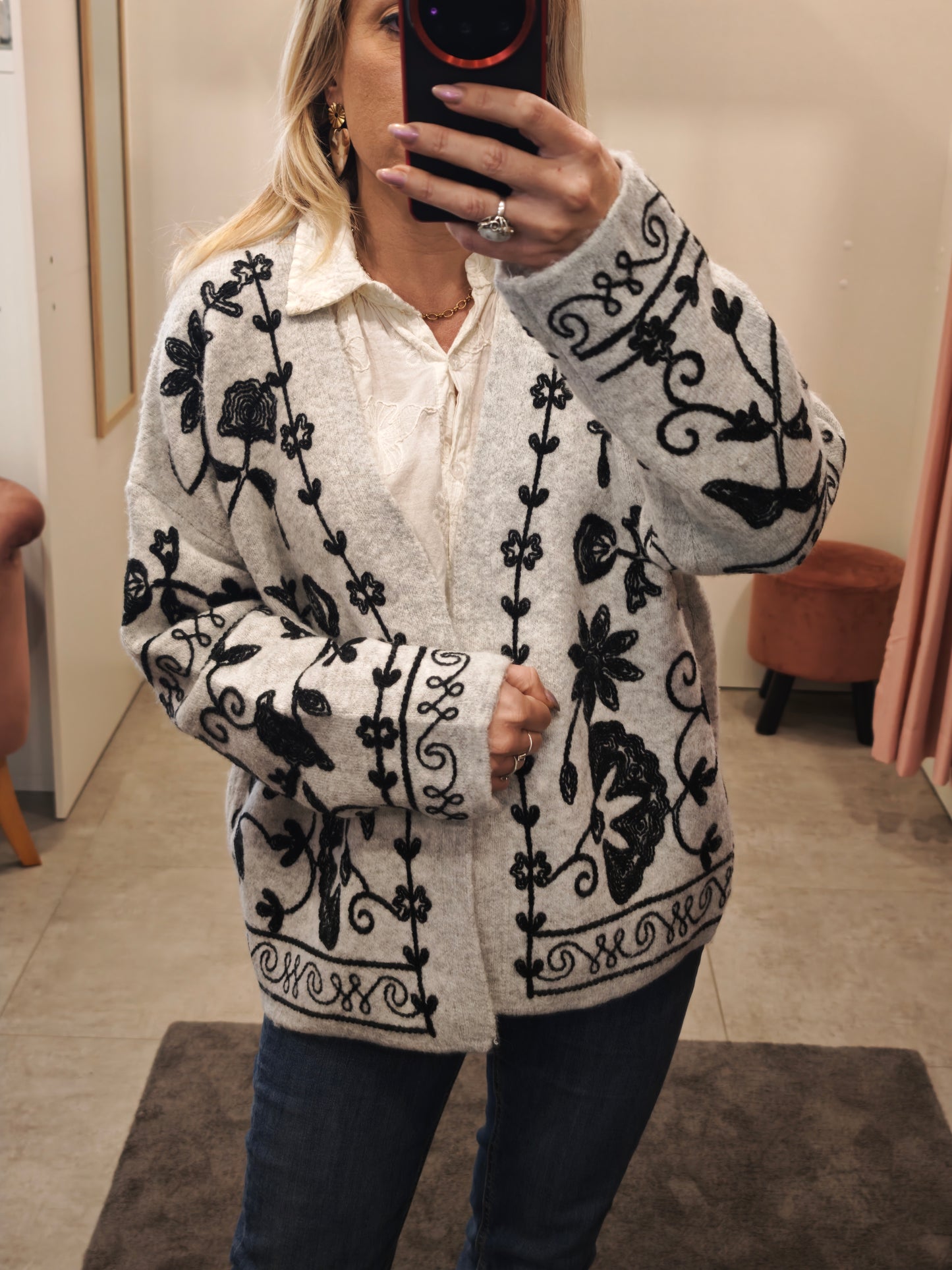 Gilet gris à broderie noire