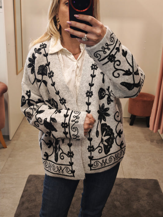 Gilet gris à broderie noire