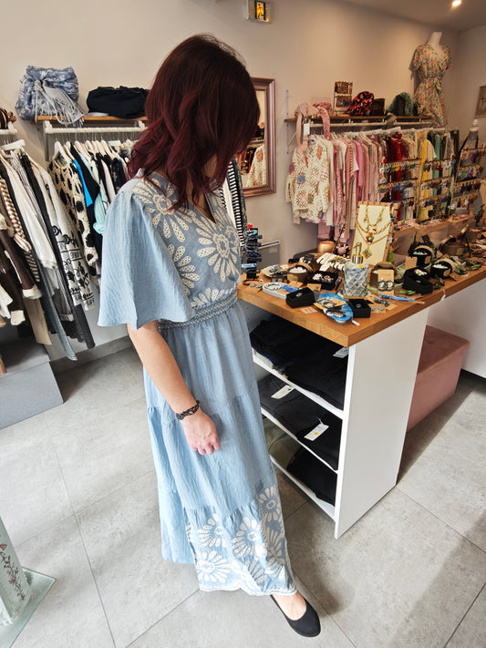 Robe longue bleue ciel brodée