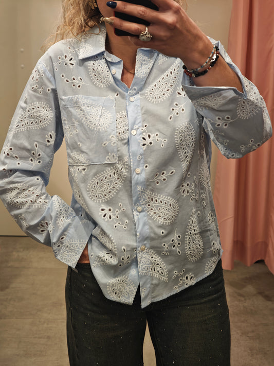 Chemise bleue ciel broderie ajourée
