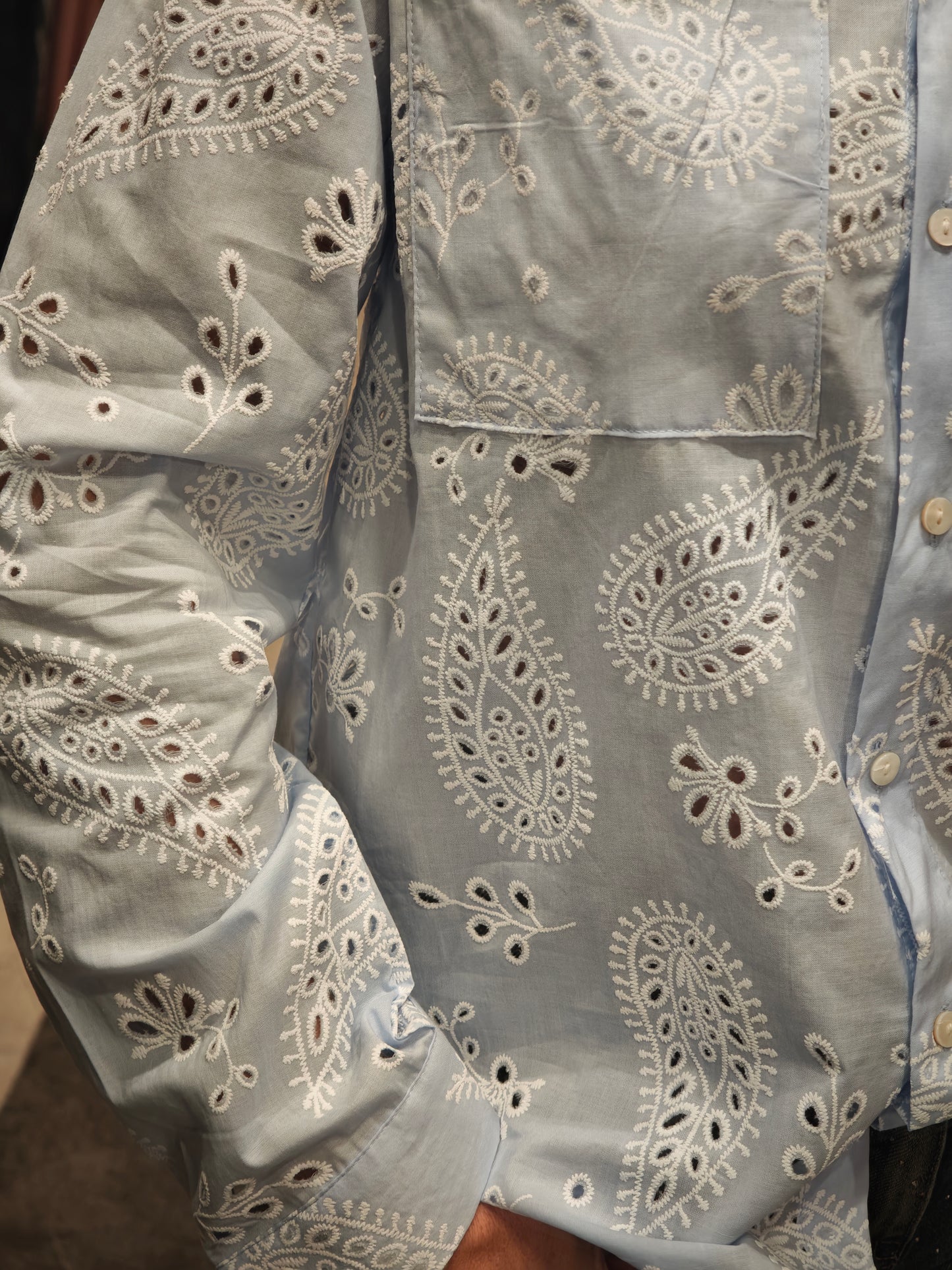 Chemise bleue ciel broderie ajourée