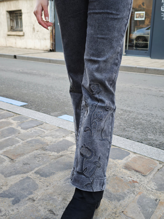 Jean noir effet légèrement délavé à strass