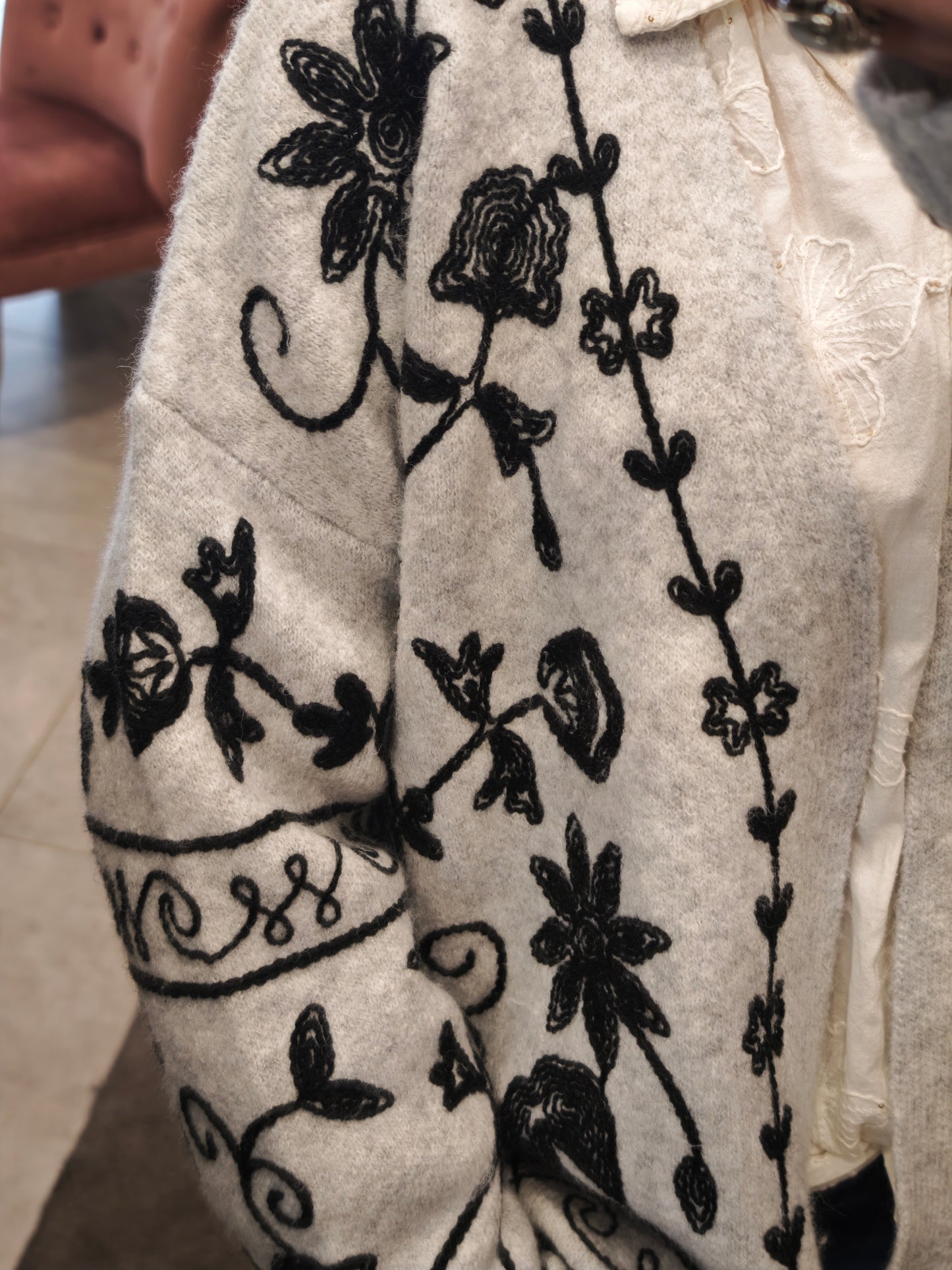 Gilet gris à broderie noire