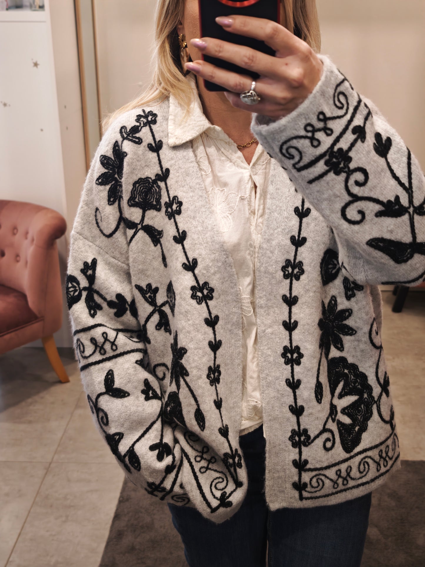 Gilet gris à broderie noire