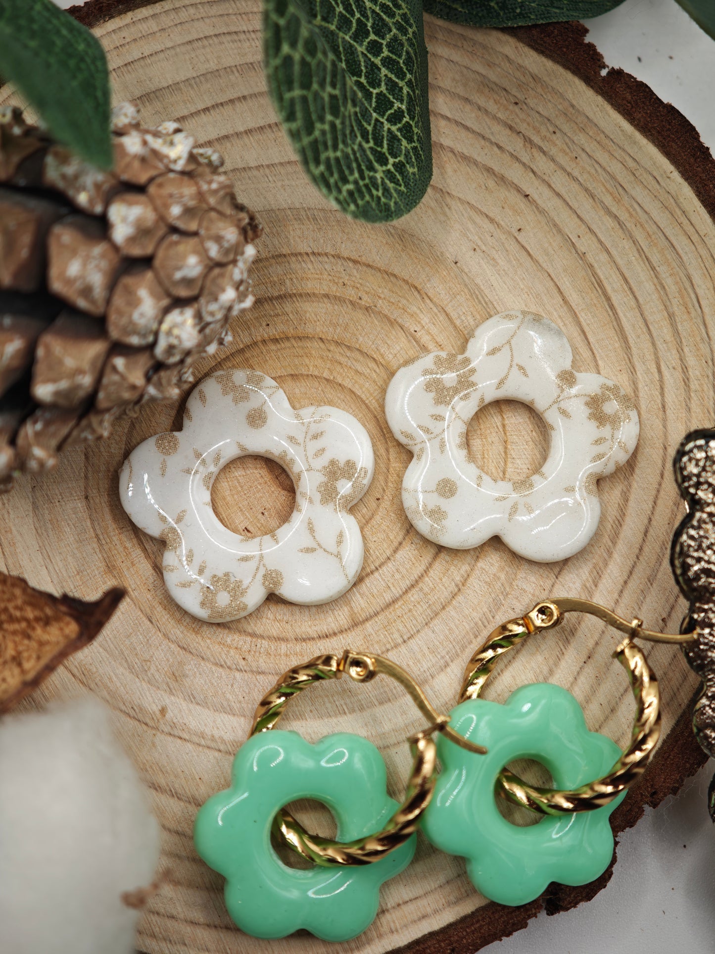 Coffrets boucles d' oreilles interchangeables vert et barrette dorée
