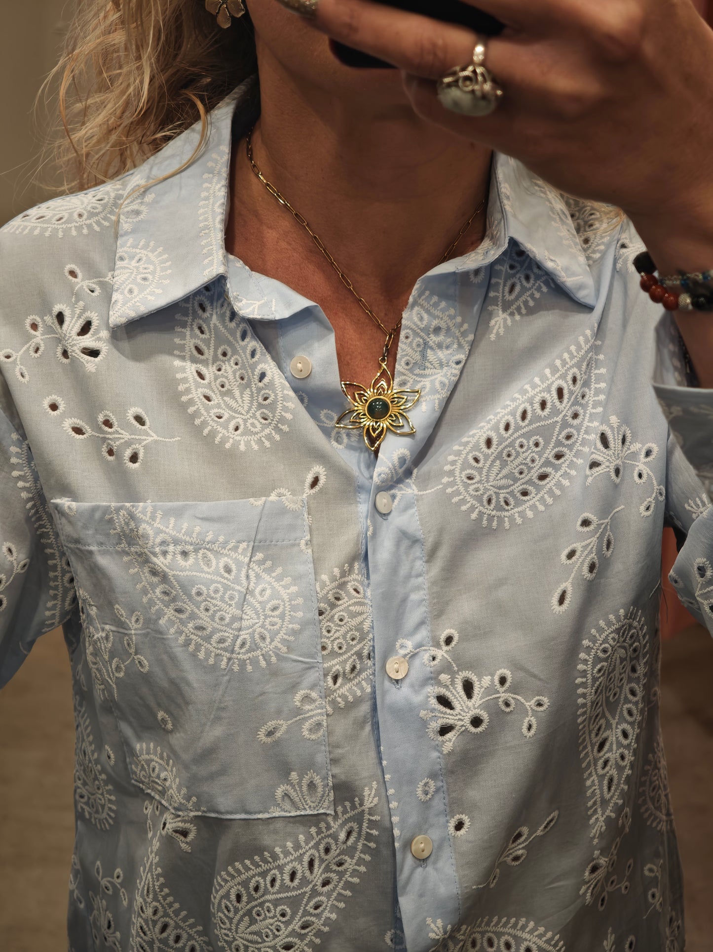 Chemise bleue ciel broderie ajourée