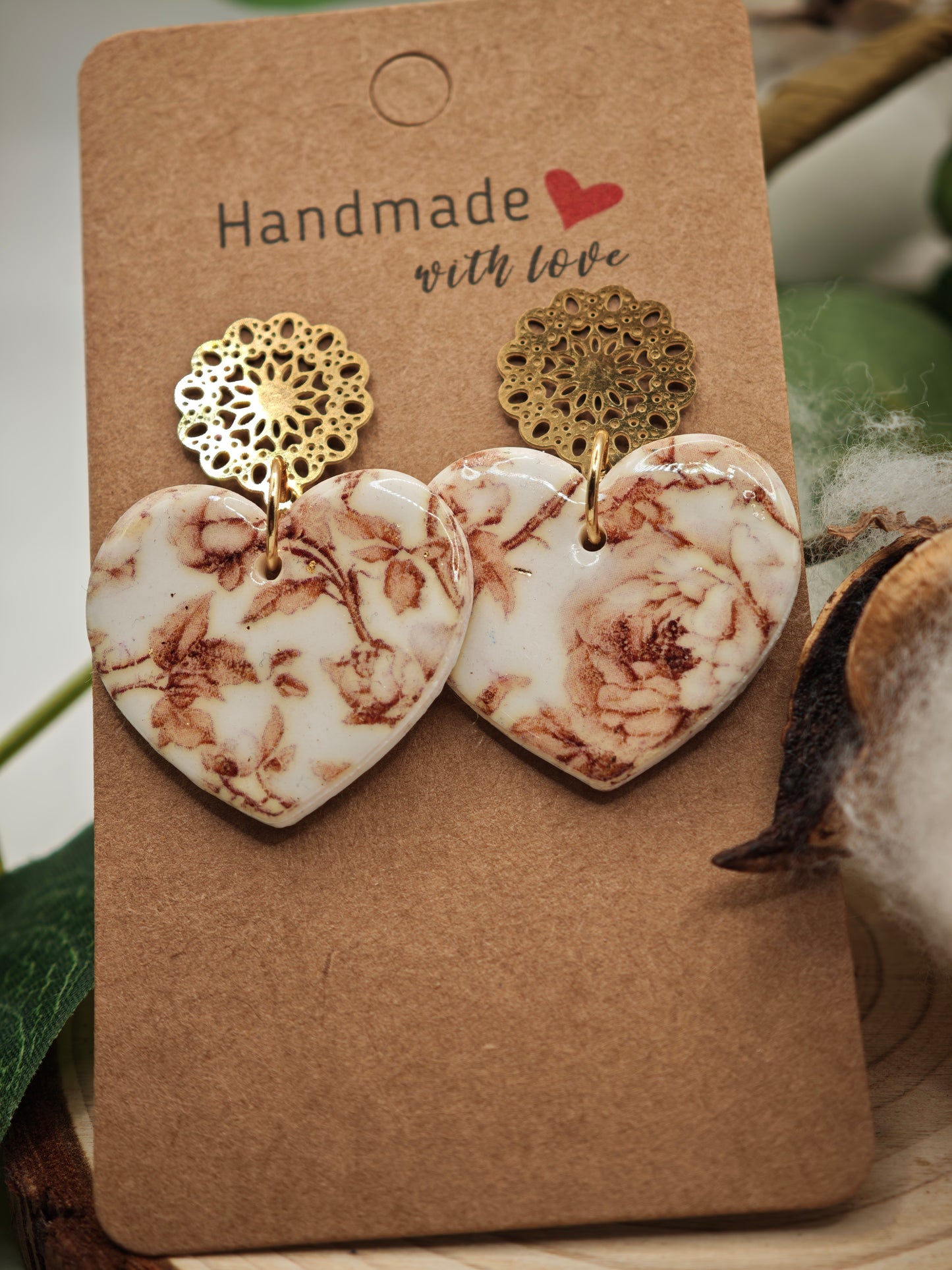 Boucle d'oreille beige florale