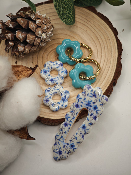 Coffret boucles d' oreille interchangeable bleues et barrettes