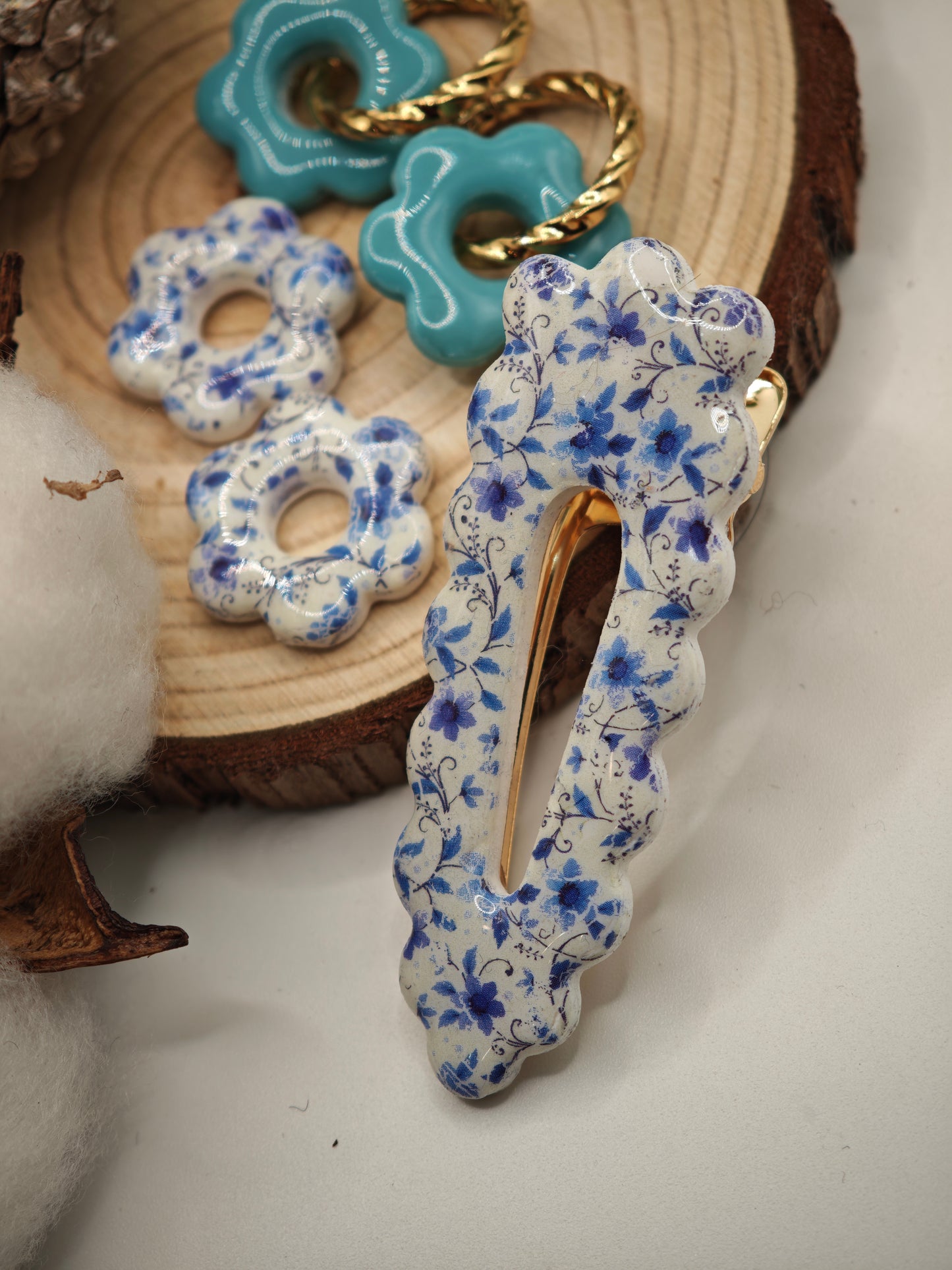 Coffret boucles d' oreille interchangeable bleues et barrettes